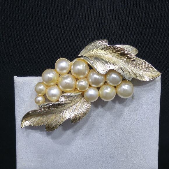 Lisner Faux Pearl Leaf Brooch Gold Plated 1960s Vintage Jewelry Signed - Picture 9 of 10